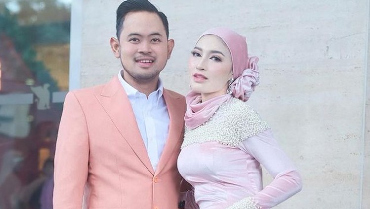 Gaya hijab Shandy Purnamasari.