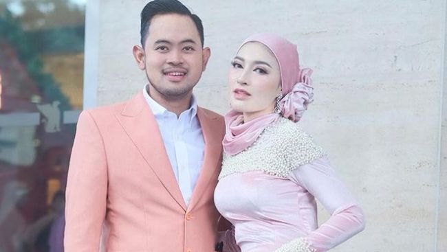 Crazy Rich Malang’s love story, meeting at the terminal to selling goats for marriage capital