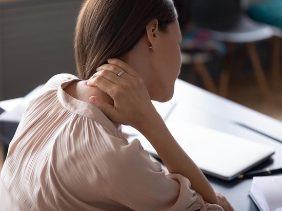 Sering Pegal & Kaku Saat Kerja? Lenovo Massage Gun 8 Kepala Ini Jadi Andalan Kaum Jompo