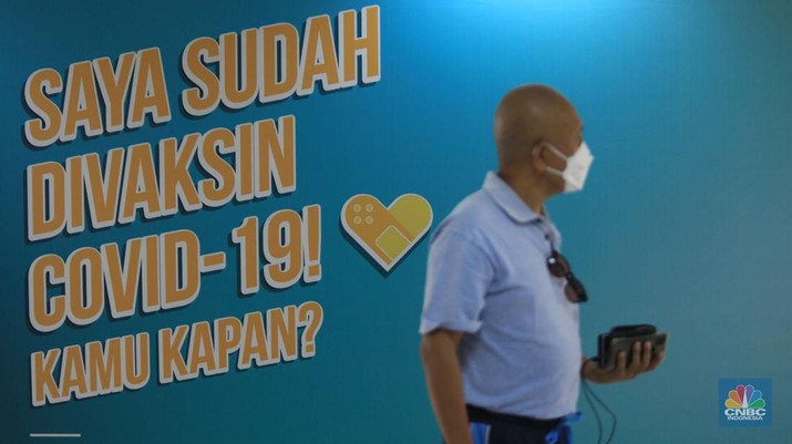 Tenaga kesehatan menyuntikkan vaksin COVID-19 dosis ketiga jenis Pfizer kepada warga saat vaksinasi booster Covid-19 di RSUI, Depok, Jawa Barat, Rabu (12/1/2022). (CNBC Indonesia/Muhammad Sabki)