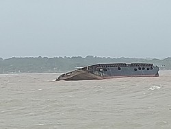 Gegara Gelombang Tinggi, Kapal Tongkang Terdampar di Pantai Sekembu Jepara