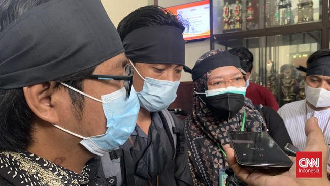 Aliansi Jurnalis Independen mendesak jaksa untuk mengajukan banding atas vonis dua polisi penganiaya wartawan di Surabaya.