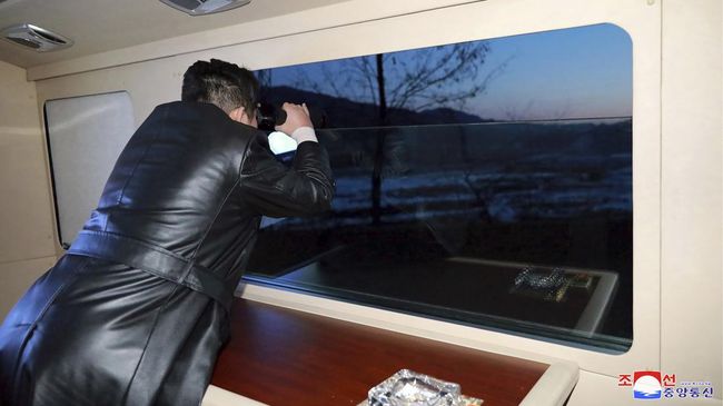 Kim Jong-un Intip Uji Rudal, Minta Militer Korut Lebih Garang Pemimpin Korea Utara, Kim Jong-un, menyerukan peningkatan kekuatan militer usai mengamati uji coba rudal yang diyakini merupakan jenis hipersonik, Rabu (12/1).