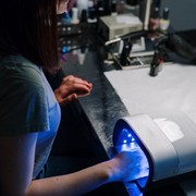 Mengenal Efek Samping dari Penggunaan Lampu UV Saat Kamu Melakukan Manikur dan Padikur