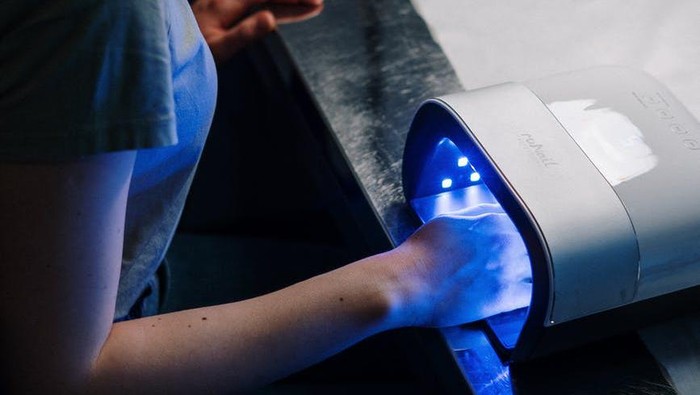 Mengenal Efek Samping dari Penggunaan Lampu UV Saat Kamu Melakukan Manikur dan Padikur