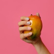 Bukan Cuma Wajah, Ini Alasan Kamu Perlu Pakai Sunscreen Sebelum Pakai Kuteks Gel