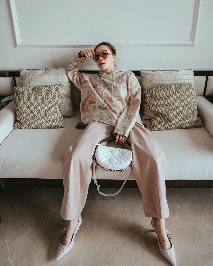 Kombinasi warna coklat dan putih dapat menjadi trik padu padan palet yang perlu dicoba di tahun ini. Seperti yang ditampilkan Michelle Hendra bersama tas Dior Vibe. Foto: courtesy of Dior