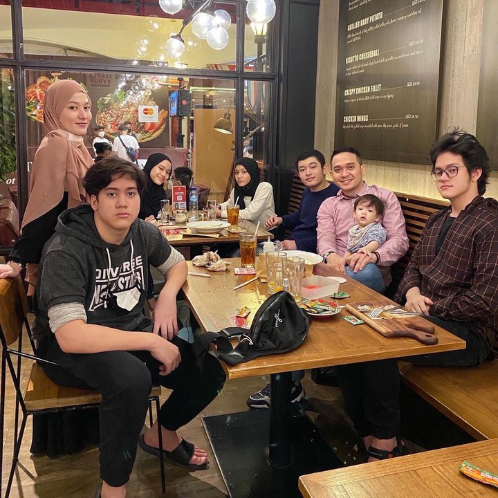 <p>Semoga Lyra Vira, Fadlan, dan keenam anaknya selalu diberikan kesehatan dan kebahagiaan ya, Bunda. (Foto: Instagram: @lyravirna)</p>