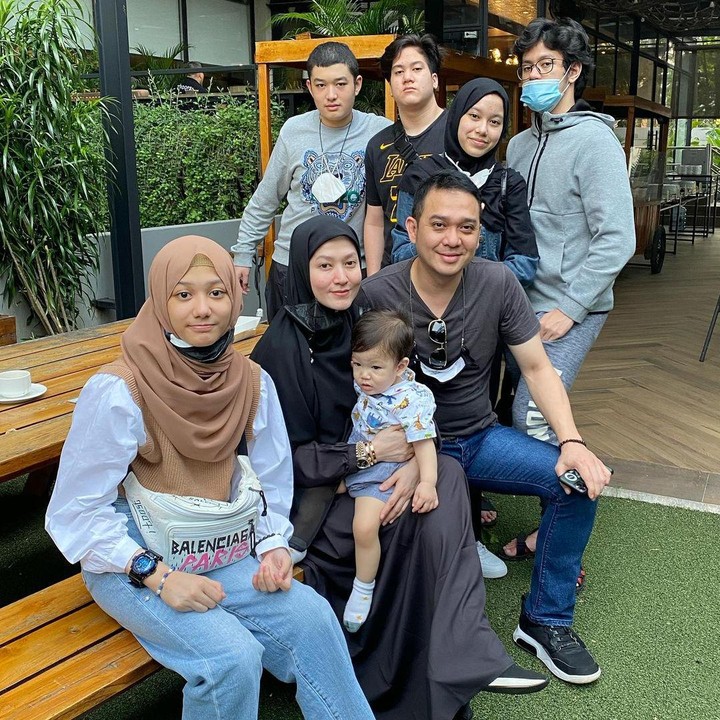 <p>Sebelumnya, Lyra Virna telah dikarunia 2 orang anak dari pernikahannya bersama Eric Scada. Sementara itu, Fadlan dikaruniai tiga orang anak dari pernikahannya bersama Sisca Magdalena. (Foto: Instagram: @lyravirna)</p>
