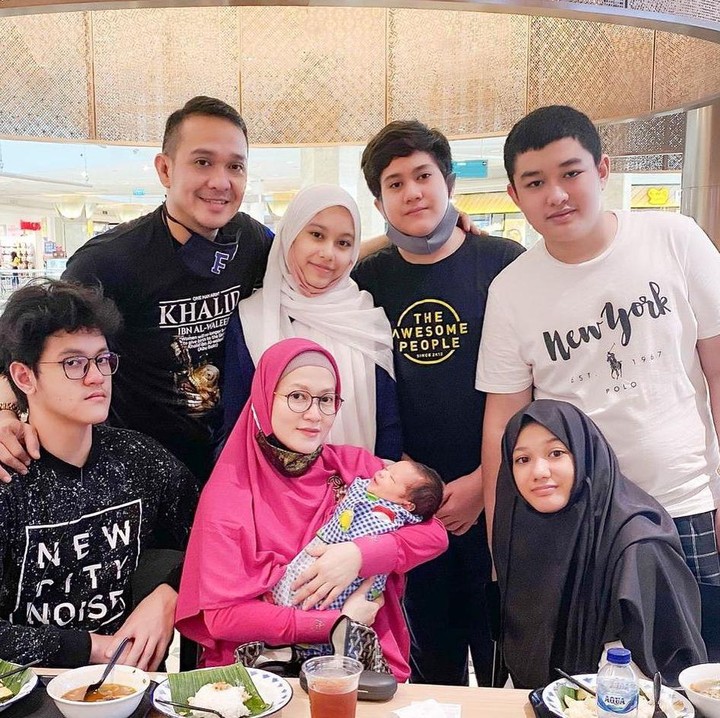 <p>Kelima anaknya juga sangat menyayangi adik mereka yang paling kecil, Bunda. Kalau dilihat, keenamnya memiliki wajah yang semakin mirip, lho. (Foto: Instagram: @lyravirna)</p>