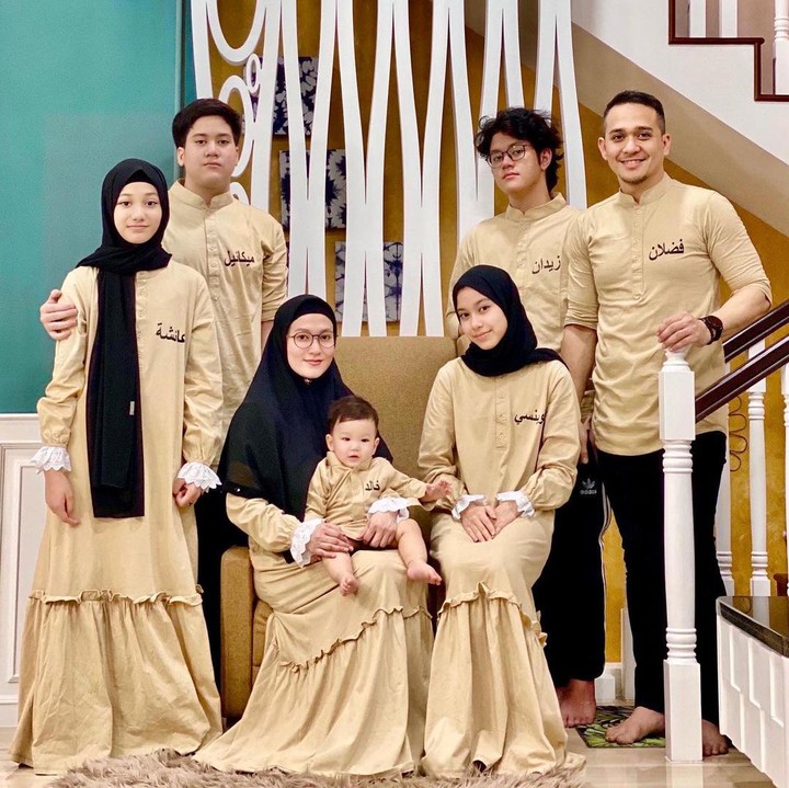 <p>Anak Lyra Virna, Queizal Bachdim, jarang terlihat di beberapa kebersamaan, Bunda. Ternyata, anak laki-laki kelahiran 2006 ini tengah berada di pondok pesantren. (Foto: Instagram: @lyravirna)</p>