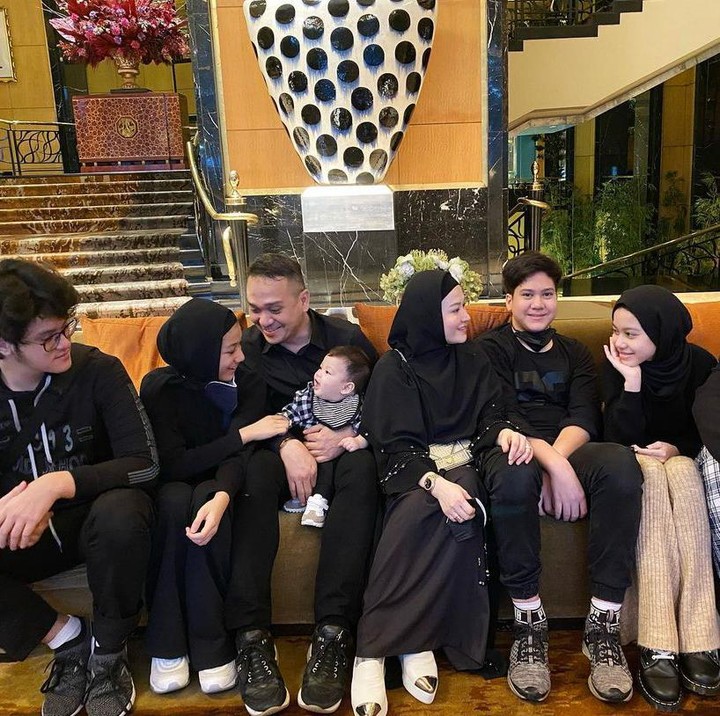 <p>Meski tak sedarah, keenam anak Lyra Virna dan Fadlan juga sangat kompak, lho. Mereka bahkan selalu mendukung satu sama lain. (Foto: Instagram: @lyravirna)</p>
