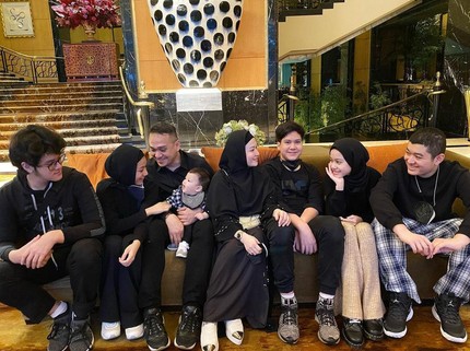 7 Potret Keluarga Lyra Virna dan Fadlan, Makin Kompak Bareng 6 Anaknya