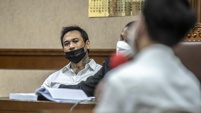 Musikus Jerinx akan menjalani sidang tuntutan pidana dalam kasus pengancaman terhadap pegiat media sosial Adam Deni, hari ini.