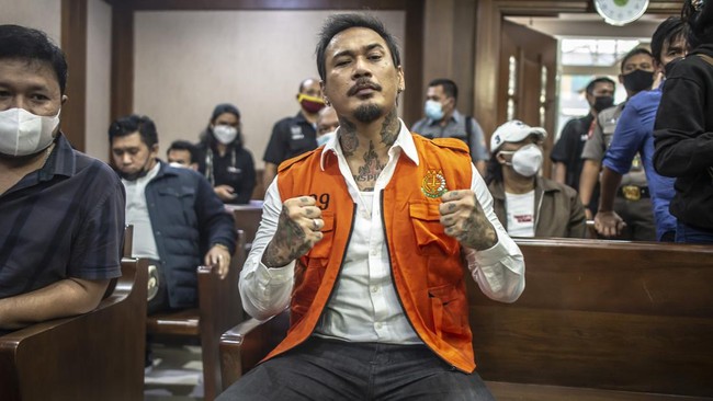 Jerinx menyebut penangkapan Adam Deni memberi petunjuk Adam memang mempunyai modus yang sama untuk mencari uang yakni dengan pemerasan.