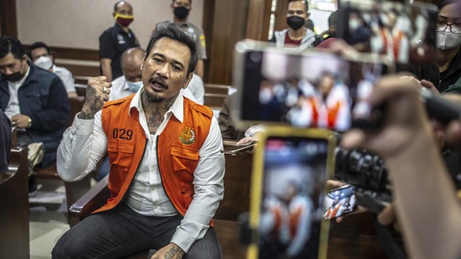 Musisi Jerinx mendoakan Adam Deni bisa segera pulih dari Covid-19 agar proses hukum yang menjeratnya bisa terus berjalan.