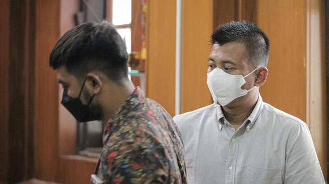 Dua polisi terdakwa penganiayaan jurnalis di Surabaya masih bebas meski vonis telah inkrah sejak 16 November 2022.