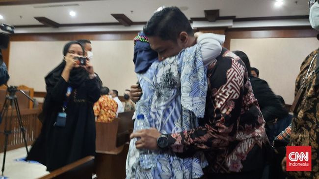 Jelang Vonis, Robin Janji Bongkar Peran dan Keterlibatan Lili KPK Robin menyatakan tetap akan mengungkap dugaan keterlibatan Wakil Ketua KPK, Lili Pintauli Siregar dalam kasus yang menjeratnya.