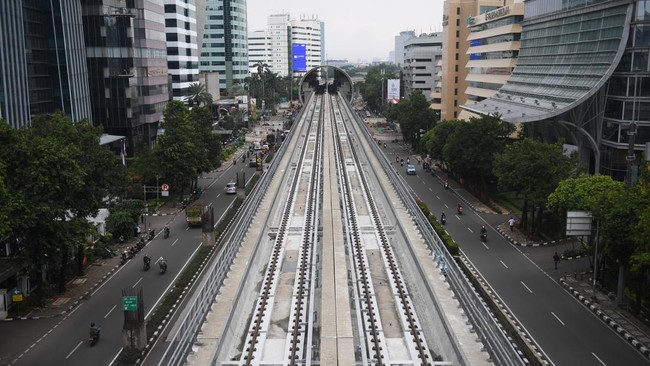 KAI bersama Adhi Karya dan Len Industri, serta Kemenhub meninjau LRT Jabodebek untuk memastikan proyek rampung pada Agustus 2022.