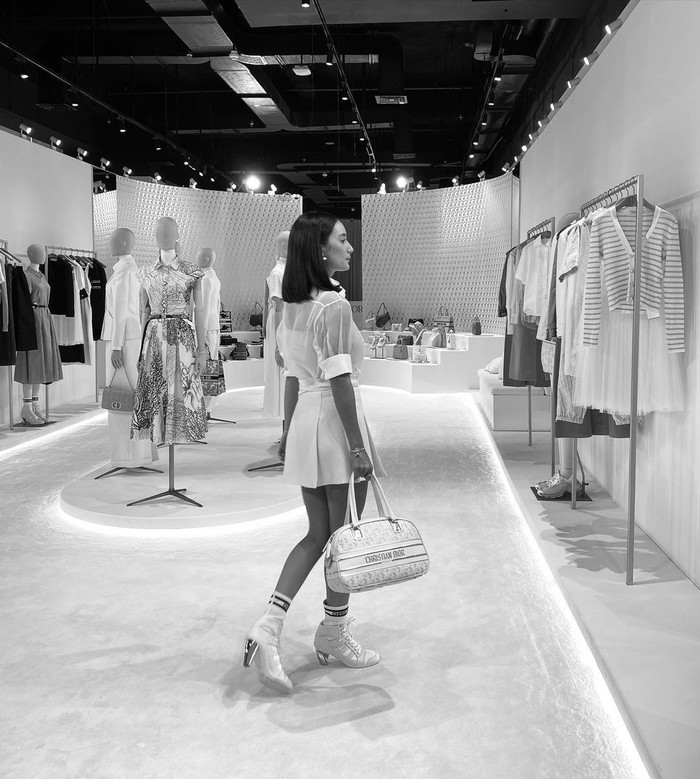 Selain model hobo, tas Dior Vibe juga hadir dalam model bowling bag yang fungsional seperti yang dikenakan Tatjana Saphira bersama busana serba putihnya. Foto: courtesy of Dior