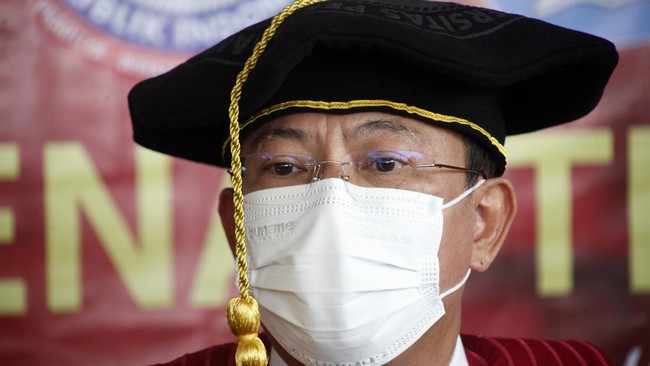 Unhas Buka Suara soal Tekanan Luluskan Disertasi Cuci Otak Terawan Humas Unhas Ishak Rahman meminta MKEK IDI menjelaskan pihak yang menekan para pembimbing eks Menkes Terawan sehingga meluluskan disertasi metode cuci otak.