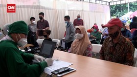 VIDEO: Kaum Lansia Rela Antri Untuk Disuntik Vaksin Booster