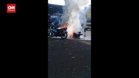 VIDEO: Pengendara Bakar Motor Sendiri Di Depan Pos Polisi