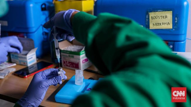 Kemenkes menargetkan pemberian vaksin virus corona (Covid-19) dosis lanjutan atau booster di Indonesia akan rampung pada akhir 2022 mendatang.
