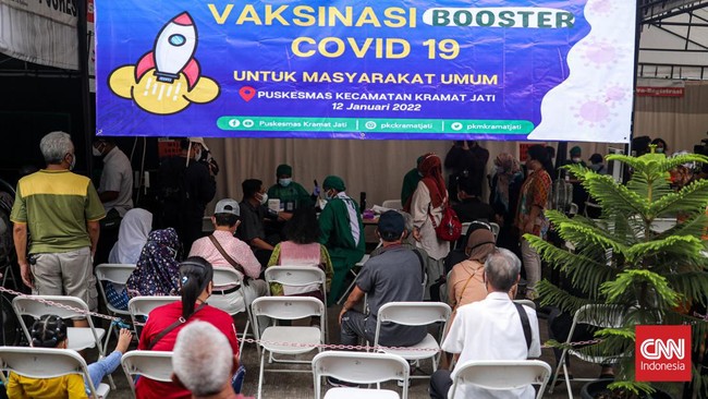 Vaksin booster mulai diwajibkan hari ini, Minggu (17/7) bagi seluruh warga Indonesia yang inginmasuk ke tempat umum termasuk mal.