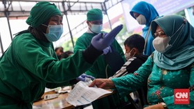 Rangkuman Covid: Jokowi Kritik WHO hingga Klaim Pandemi Terkendali
