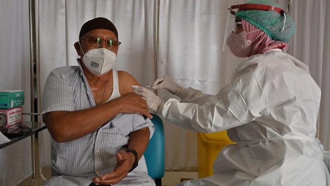 Virus corona varian omicron diketahui dapat "menghindari" antibodi yang muncul usai disuntik dua dosis vaksin.