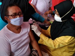 Jumlah Kasus COVID-19 Surabaya Mulai Naik, Ayo Vaksin di Lokasi Ini