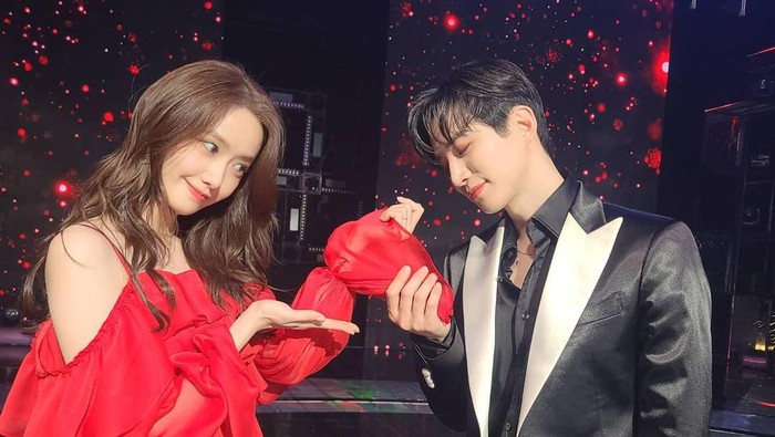 Penampilan Idol 'Couple' K-Pop Paling Epic di Atas Panggung, Terbaru Ada Yoona dan Lee Jun Ho! Penampilan Idol 'Couple' K-Pop Paling Epic di Atas Panggung, Terbaru Ada Yoona dan Lee Jun Ho!