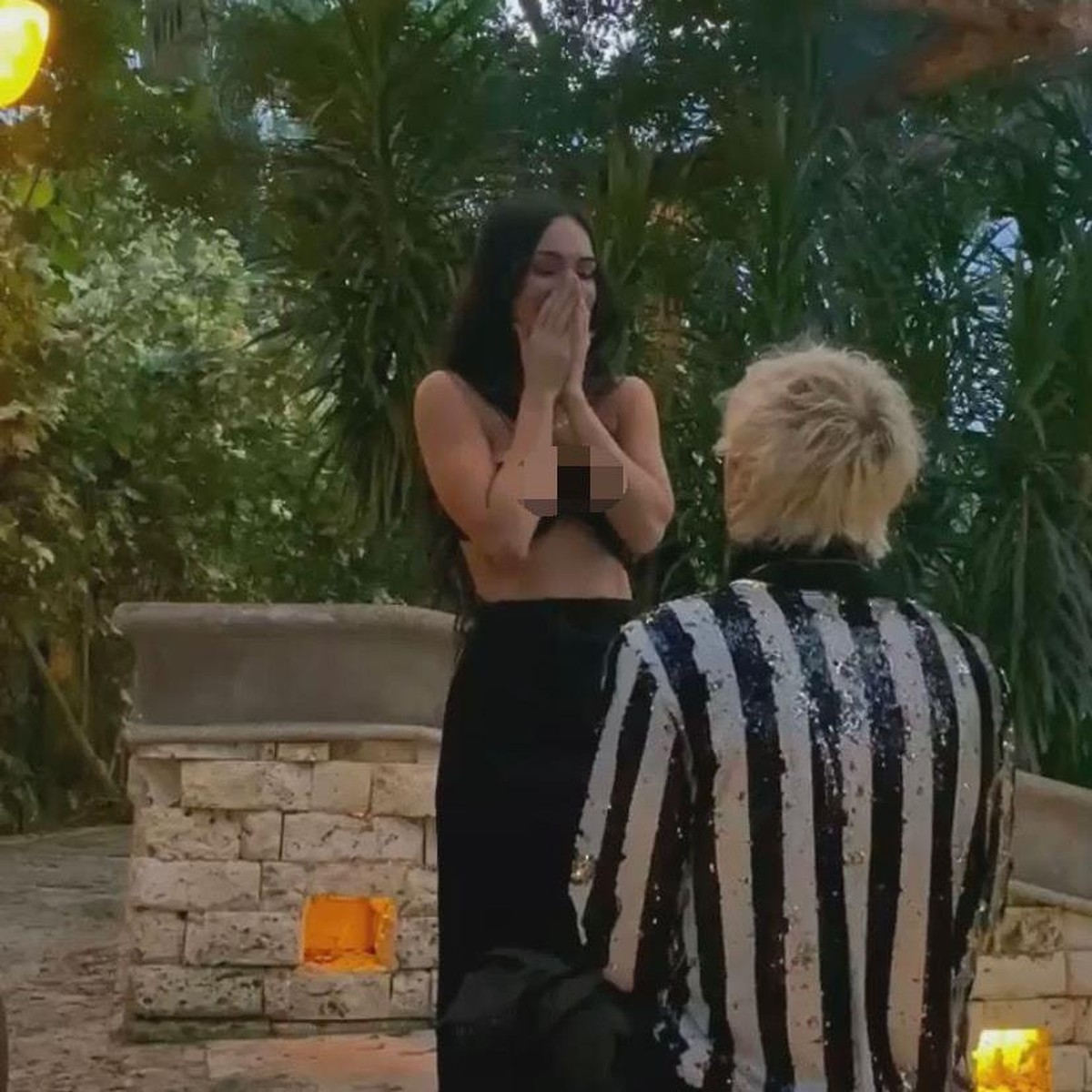 Machine Gun Kelly melamar sang kekasih tercinta Megan Fox di tanggal cantik dengan berlian mewah&period; Yuk intip momen romantisnya&excl;