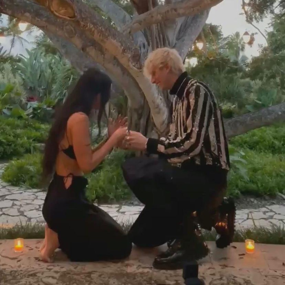 Machine Gun Kelly melamar sang kekasih tercinta Megan Fox di tanggal cantik dengan berlian mewah&period; Yuk intip momen romantisnya&excl;