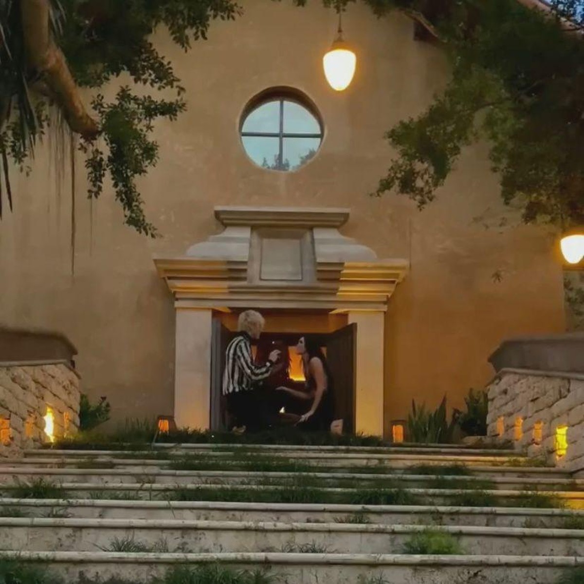 Machine Gun Kelly melamar sang kekasih tercinta Megan Fox di tanggal cantik dengan berlian mewah&period; Yuk intip momen romantisnya&excl;