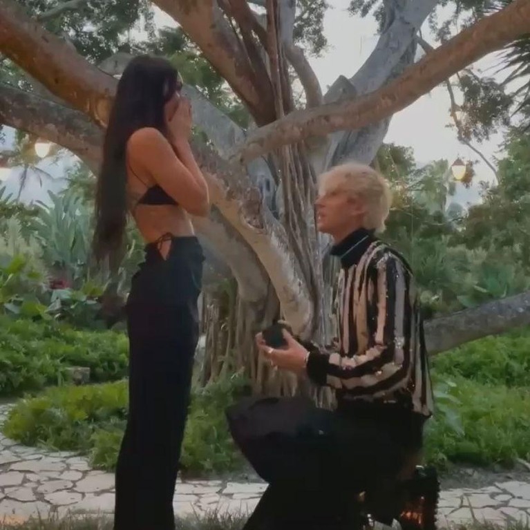 7 Momen Romantis Machine Guy Kelly Lamar Megan Fox Machine Gun Kelly melamar sang kekasih tercinta Megan Fox di tanggal cantik dengan berlian mewah. Yuk intip momen romantisnya!
