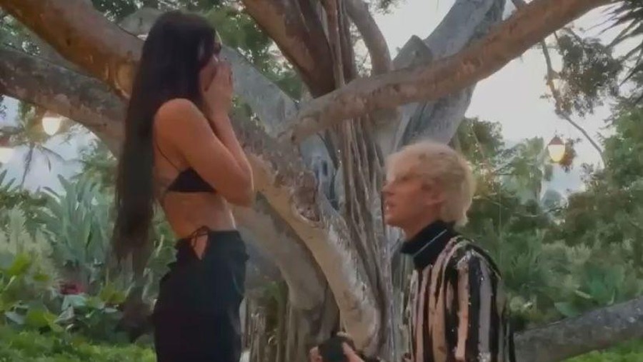 Machine Gun Kelly melamar sang kekasih tercinta Megan Fox di tanggal cantik dengan berlian mewah. Yuk intip momen romantisnya!