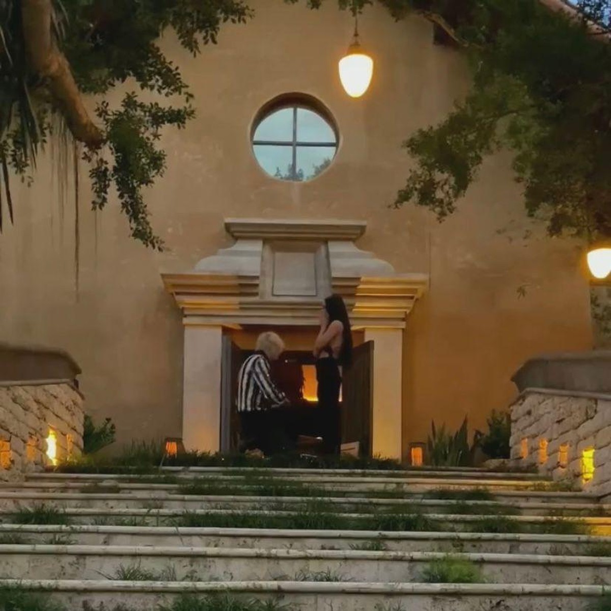 Machine Gun Kelly melamar sang kekasih tercinta Megan Fox di tanggal cantik dengan berlian mewah&period; Yuk intip momen romantisnya&excl;