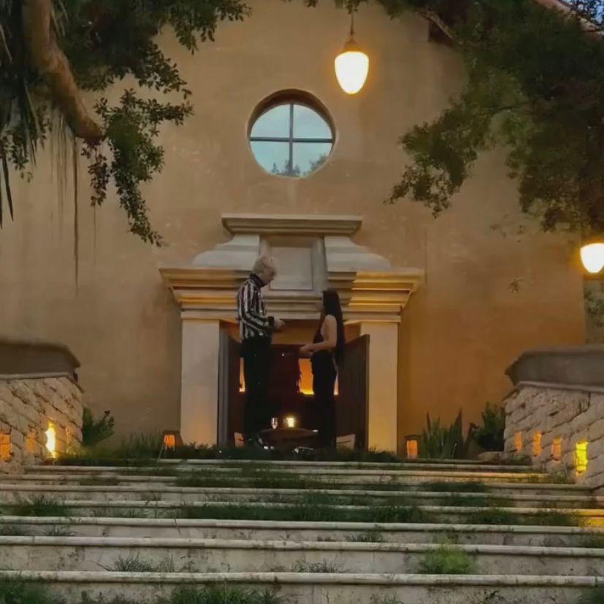 Machine Gun Kelly melamar sang kekasih tercinta Megan Fox di tanggal cantik dengan berlian mewah&period; Yuk intip momen romantisnya&excl;