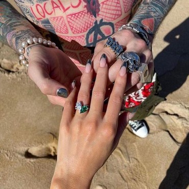 Ada Duri di Cincin Tunangan Megan Fox, MGK Sebut Cinta Itu Menyakitkan