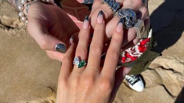 img-title Ada Duri di Cincin Tunangan Megan Fox, MGK Sebut Cinta Itu Menyakitkan