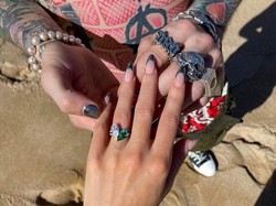 Ada Duri di Cincin Tunangan Megan Fox, MGK Sebut Cinta Itu Menyakitkan