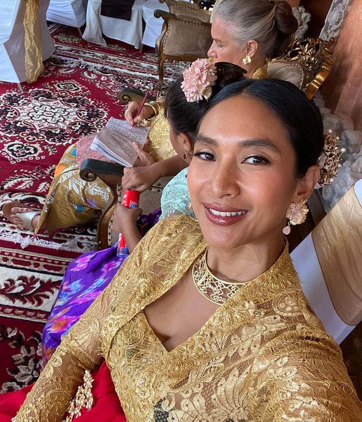 Baru-baru ini Happy Salma hadiri acara adat pernikahan keluarga suaminya dan kompak dengan ibu mertua&period; Yuk intip&excl;