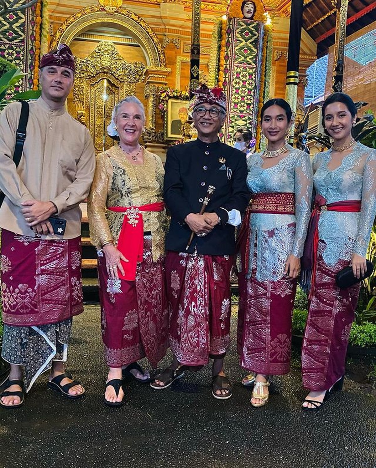 Baru-baru ini Happy Salma hadiri acara adat pernikahan keluarga suaminya dan kompak dengan ibu mertua&period; Yuk intip&excl;