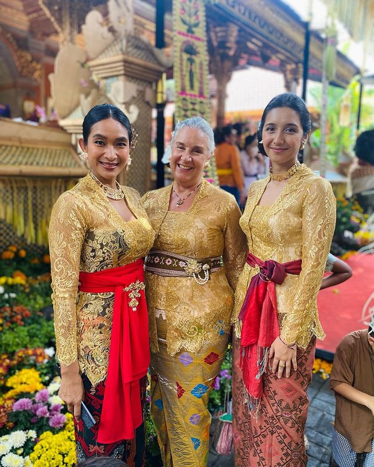 Baru-baru ini Happy Salma hadiri acara adat pernikahan keluarga suaminya dan kompak dengan ibu mertua&period; Yuk intip&excl;