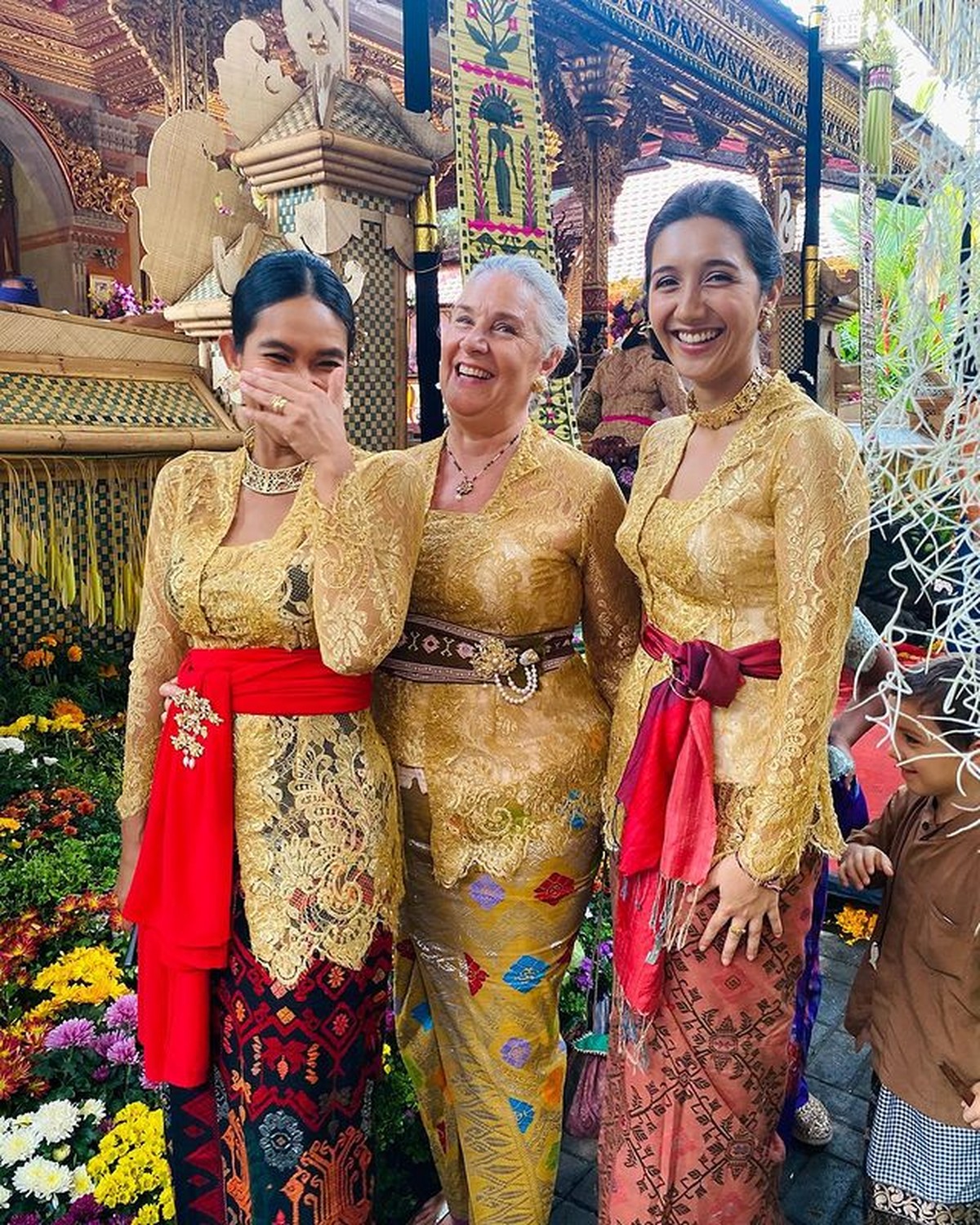 Baru-baru ini Happy Salma hadiri acara adat pernikahan keluarga suaminya dan kompak dengan ibu mertua&period; Yuk intip&excl;