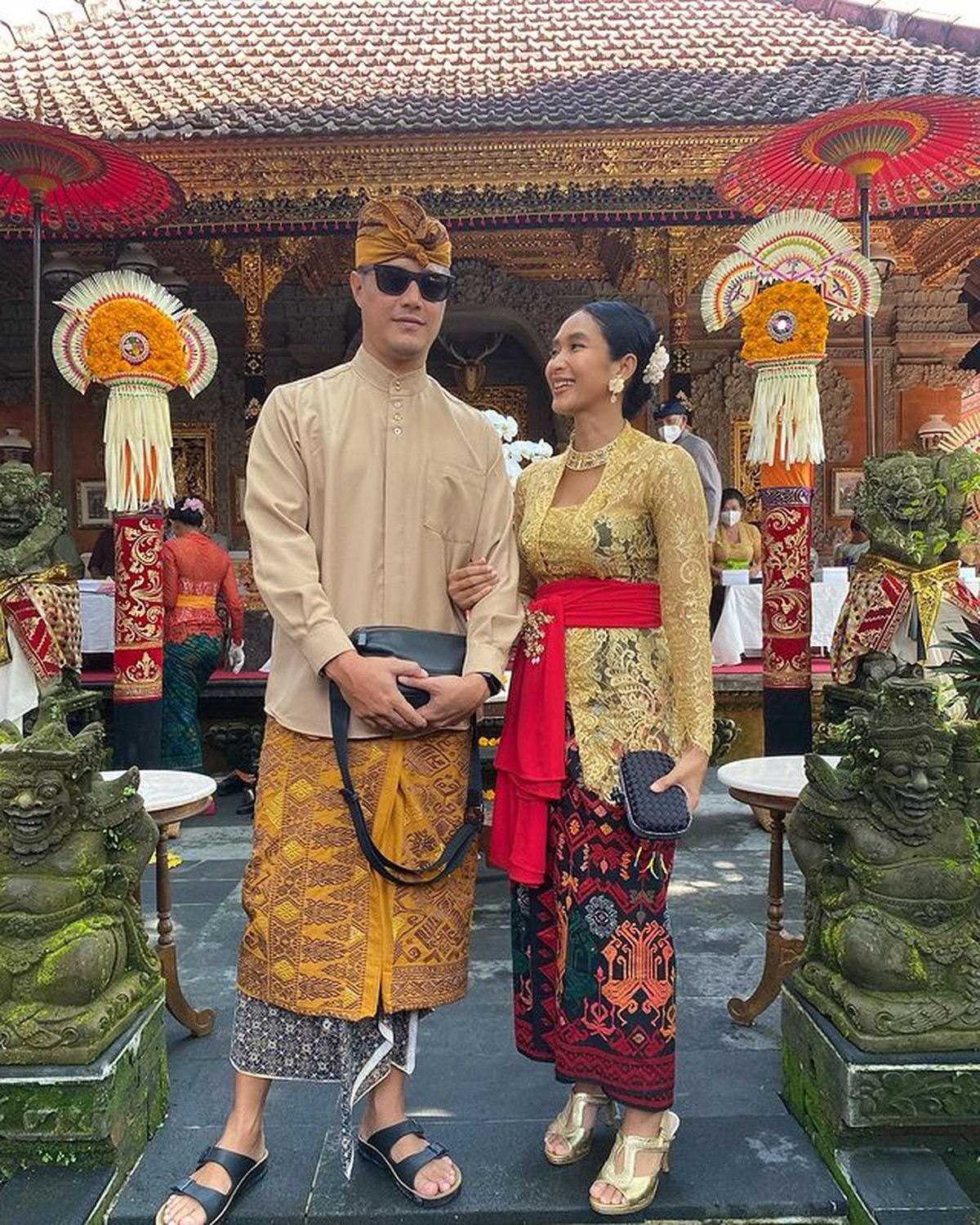 Baru-baru ini Happy Salma hadiri acara adat pernikahan keluarga suaminya dan kompak dengan ibu mertua&period; Yuk intip&excl;