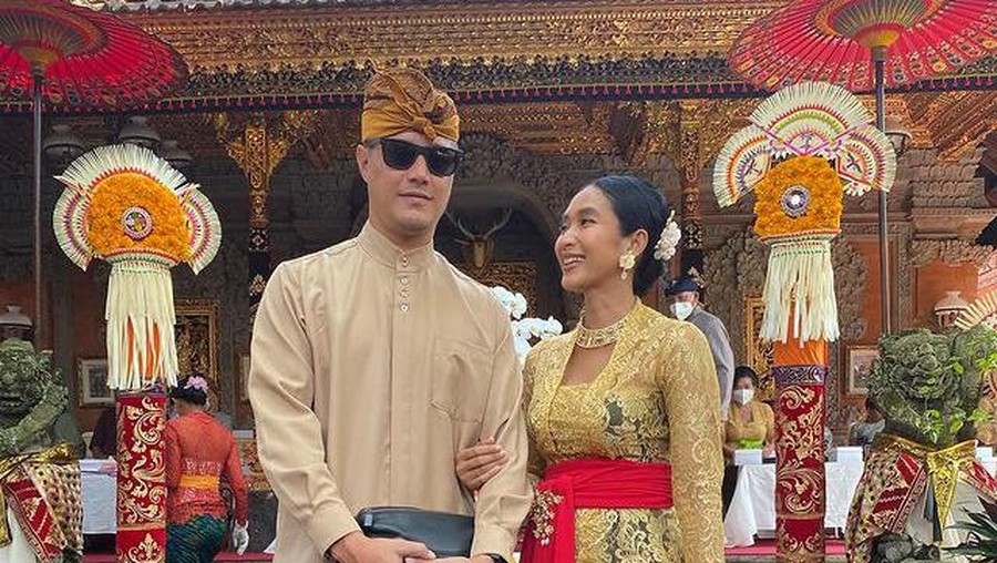 Baru-baru ini Happy Salma hadiri acara adat pernikahan keluarga suaminya dan kompak dengan ibu mertua. Yuk intip!
