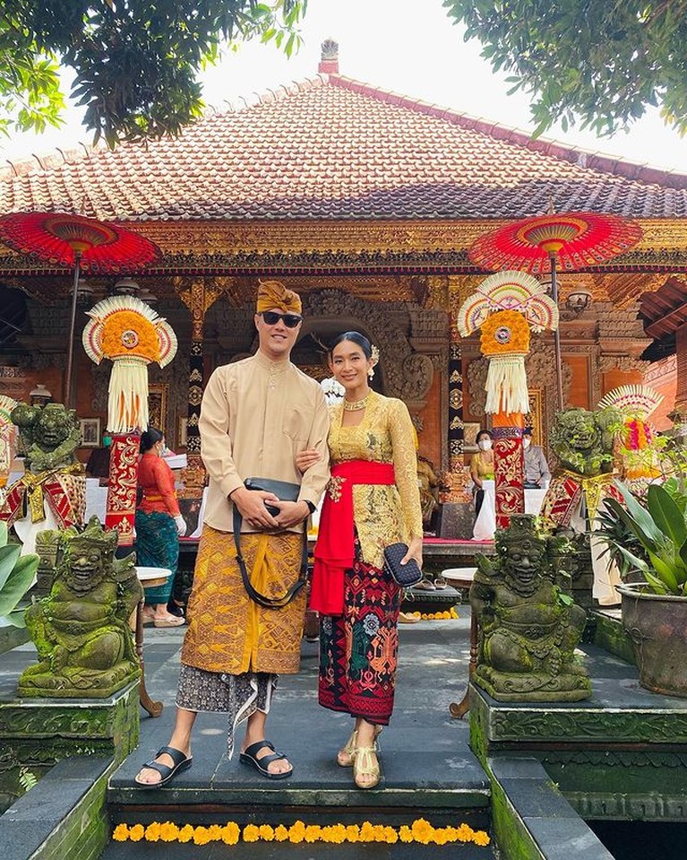 7 Potret Happy Salma & Ibu Mertua Baru-baru ini Happy Salma hadiri acara adat pernikahan keluarga suaminya dan kompak dengan ibu mertua. Yuk intip!